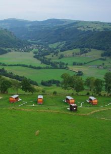 vue de la chaux de revel sur les volcans piscine sauna cantal auvergne