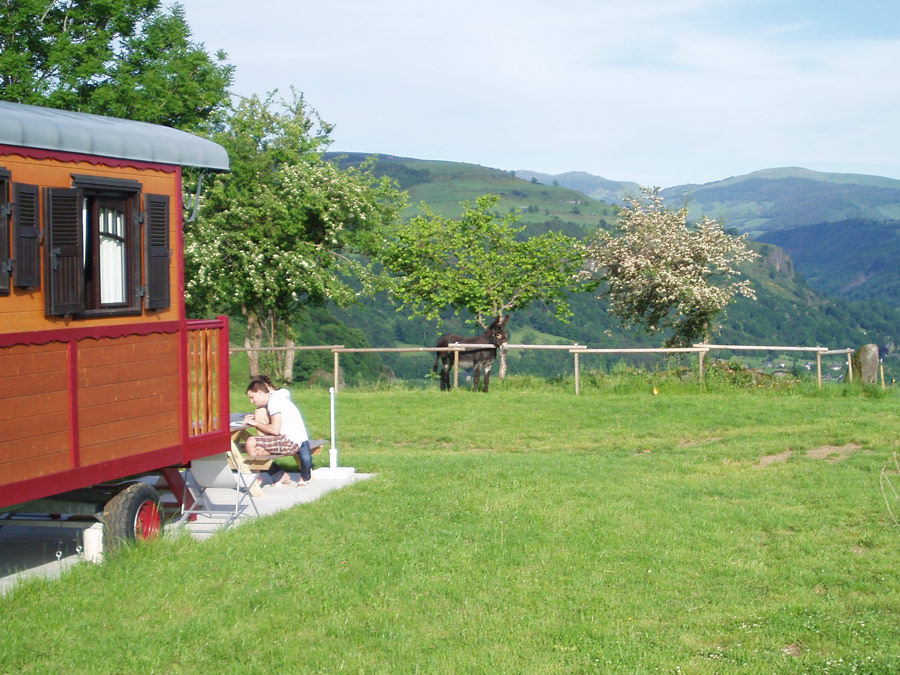 roulotte hoteliere cantal auvergne salers chaux revel